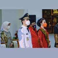Untuk mematuhi protokol kesehatan, Selvi Ananda juga memakai masker merah sehingga senada dengan gaya busananya. (Foto: Instagram/@pemkotsurakarta)