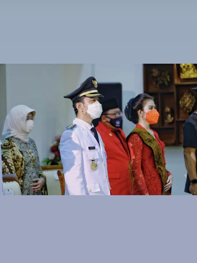 Putra pertama Jokowi, Gibran Rakabuming resmi menjadi Walikota Solo. Sang istri, Selvi Ananda yang kini menjadi Ibu Walikota Solo otomatis kini aktif pula berkegiatan mendampingi sang suami, maupun di lingkungan PKK (Pemberdayaan Kesejahteraan Keluarga). Foto: Instagram/@pemkotsurakarta