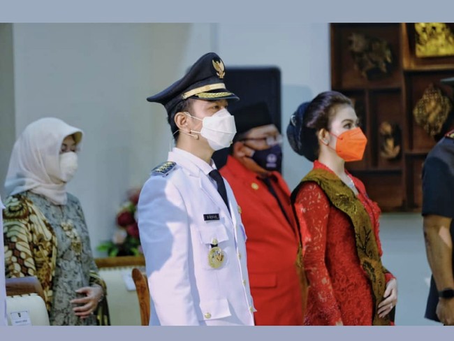 Untuk mematuhi protokol kesehatan, Selvi Ananda juga memakai masker merah sehingga senada dengan gaya busananya. (Foto: Instagram/@pemkotsurakarta)