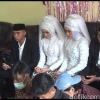 Berbincang dengan Wolipop, Rina mengungkapkan bagaimana kisah dia dan saudari kembarnya bisa menikah dengan pria yang juga kembar. Rina mengatakan awalnya dirinya yang berpacaran dengan Ellwanda. Kemudian kembaran kekasihnya, Elwindi jatuh cinta dengan saudarinya Rani. Saat pernikahan terjadi Rina setahun pacaran dengan Ellwanda. Sedangkan Rani dan Ellwindi menginjak dua tahun pacaran. Foto: Muhamad Rizal.