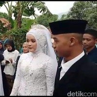 Adalah pria bernama Ellwanda Julianop Hidayat dan kembarangannya Ellwindi Julianfi Hidayat menikah dengan adik kakak kembar Rani dan Rina. Ellwanda menikahi Rani Nurhaeni, sedangkan adiknya Ellwindi Julianfi Hidayat menikahi Rina Nurhayati. Foto: Muhamad Rizal.