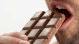 Suami Ini Salahkan Istrinya Gegara Tak Bisa Berhenti Makan Cokelat