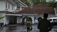 Petugas berjaga di kompleks Rumah Jabatan Gubernur Sulsel Gubernur Sulsel Nurdin Abdullah.