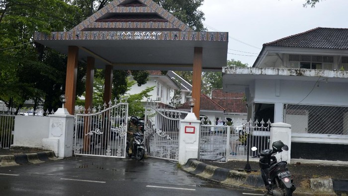 Terkini! Suasana Rumah Jabatan Nurdin Abdullah Usai OTT KPK Usia penangkapan, rumah jabatan (rujab) gubernur Sulsel di Jalan Jenderal Sudirman, Makassar, dijaga ketat petugas.
