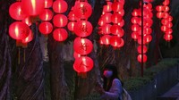Seorang pengunjung terkesima dengan keindahan lentera yang digantung dalam festival lentera di Taipei, Taiwan.