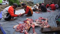 Tradisi potong sapi yang telah dilakukan turun temurun oleh warga kaki Gunung Merapi pada bulan Rejeb penanggalan Jawa tersebut sebagai wujud syukur dan permohonan perlindungan kepada Tuhan Yang Maha Esa, serta wujud guyub rukun antarwarga.