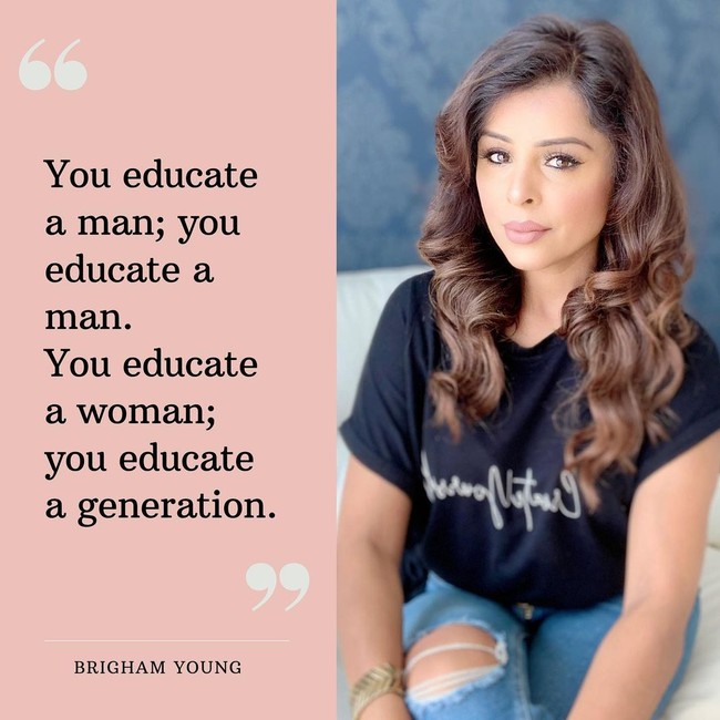 Aku sudah tidak bisa menghitung berapa kali aku diminta membuktikan usiaku dengan KTP. Orang-orang berpikir Angeli dan aku adalah saudari, yang mana memang bagus, tapi dia merasa itu memalukan, lanjut Veena. Foto: Dok. Instagram @makeup_by_veena