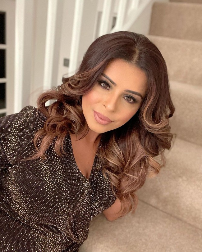 Hal lain yang dilakukan untuk mempertahankan kecantikan adalah terapi penggantian hormon. Walaupun aku tidak terlihat tua, menopause membuatku merasa tua. Aku memilih terapi penggantian hormon di usia 47 yang seperti sulap yang membantu kulit dan rambutku. Aku juga selalu menggunakan produk-produk bagus, katanya. Foto: Dok. Instagram @makeup_by_veena