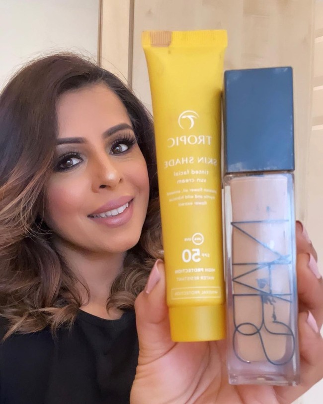 Aku pikir salah satu kesalahan untuk wanita matang adalah bertahan dengan satu foundation karena itu bekerja di usia 20 dan 30an. Tapi seiring usia, kita kehilangan elastisitas dan butuh banyak produk. Kulitku apalagi kering ketika aku menopause di usia 46, tutur wanita yang berprofesi sebagai makeup artist itu. Foto: Dok. Instagram @makeup_by_veena