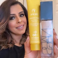 Aku pikir salah satu kesalahan untuk wanita matang adalah bertahan dengan satu foundation karena itu bekerja di usia 20 dan 30an. Tapi seiring usia, kita kehilangan elastisitas dan butuh banyak produk. Kulitku apalagi kering ketika aku menopause di usia 46, tutur wanita yang berprofesi sebagai makeup artist itu. Foto: Dok. Instagram @makeup_by_veena