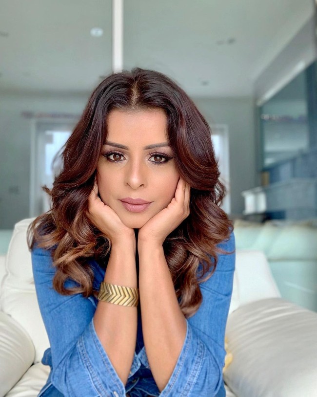 Seorang wanita bernama Veena Nayyer mengaku sering bikin terkejut banyak orang saat mengungkap umur aslinya. Banyak orang yang bahkan menyangka jika Veena adalah kakak dari anak perempuannya. Tak hanya itu, Venna juga seringkali dikira anak SMA. Foto: Dok. Instagram @makeup_by_veena