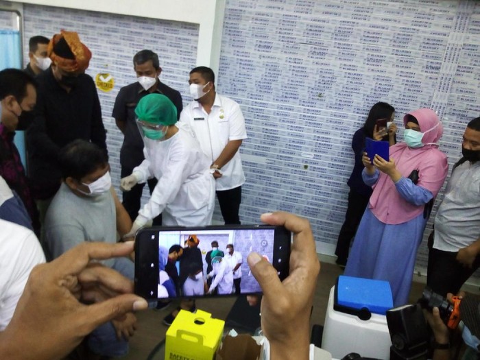 Wali Kota Medan Bobby Nasution tinjau kegiatan vaksinasi COVID-19