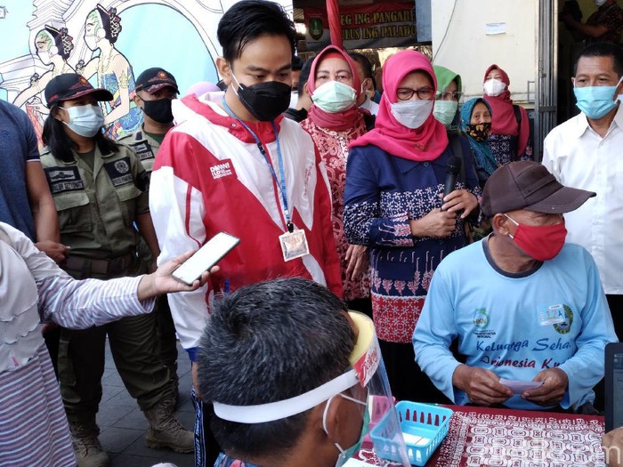 Walo Kota Solo Gibran Rakabuming Raka cek vaksinasi Corona di Pasar Gede, Solo, Sabtu (27/2/2021).