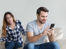 18 Tanda Pasangan Selingkuh, Kenali Gerak-gerik Perilakunya!