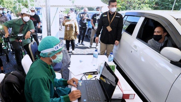 Proses vaksinasi COVID-19 terus dilakukan di berbagai wilayah Indonesia. Di Bali vaksinasi COVID-19 juga dilakukan dengan sistem drive thru.