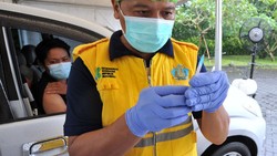 Proses vaksinasi COVID-19 terus dilakukan di berbagai wilayah Indonesia. Di Bali vaksinasi COVID-19 juga dilakukan dengan sistem drive thru.