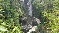 Kolam terbentuk secara alami dari gerakan air terjun yang jatuh dari ketinggian 50 meter. (Abdy Febriady/detikcom)