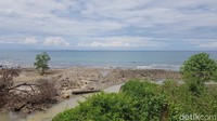 Air terjun Cinta berada dekat dengan Pantai Majene. (Abdy Febriady/detikcom)