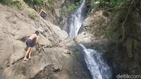 Kawasan air terjun Majene masih sangat alami.  (Abdy Febriady/detikcom)