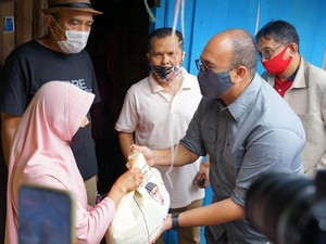 Andre Rosiade Bagikan Ratusan Sembako di Bukittinggi