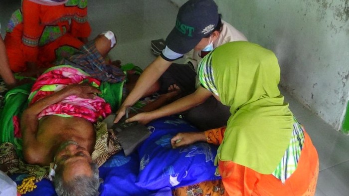 Angin kencang terjadi di Desa Nambakor Kecamatan Saronggi Sumenep, Madura. Angin kencang merobohkan rumah milik warga hingga rata dengan tanah. Beruntung pemilik rumah selamat meski sempat tertimbun bangunan rumah.