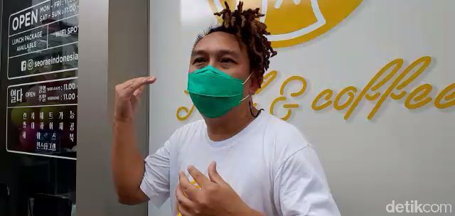 Augie Fantinus bergaya rambut gimbal.