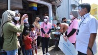 Komunitas yang terjun langsung untuk memberikan bantuan antara lain komunitas sepeda (bricco) yang dihadiri juga oleh Direktur Kepatuhan Ahmad Solichin Lutfiyanto dan Direktur Jaringan dan Layanan Arga Mahanana Nugraha dan Srikandi BRI yang dihadiri selain oleh pekerja wanita BRI juga oleh Direktur Konsumer Handayani, Sevp BRI Retno WahyuniWijayanti dan Lina Sari (merupakan komunitas pekerja perempuan BRI). Istimewa/Dok. BRI.