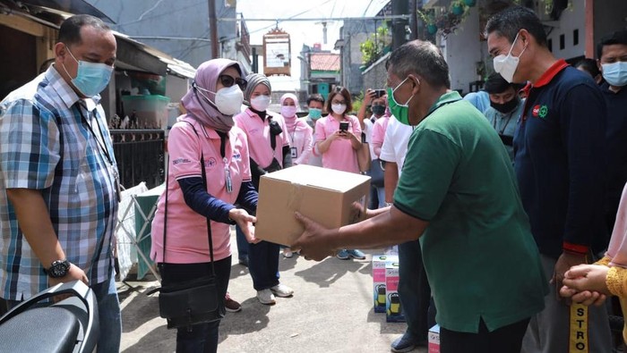 Bantuan untuk Korban Banjir Jakarta Bantuan untuk korban terdampak banjir Jakarta mengalir dari berbagai pihak. Komunitas yang ada di BRI pun secara serempak beri bantuan untuk para korban banjir.