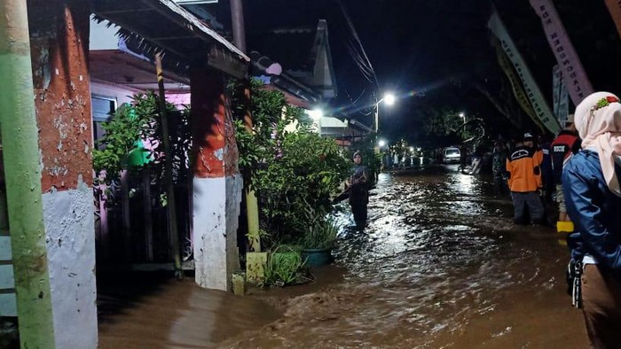Baru saja diterjang banjir, dua desa di Kecamatan Dringu, Probolinggo kembali digenangi air. Warga yang sudah membersihkan rumahnya, kembali mengungsi karena luapan banjir.