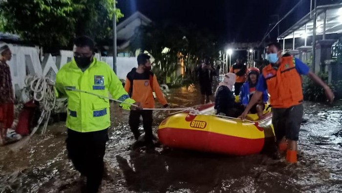 Baru saja diterjang banjir, dua desa di Kecamatan Dringu, Probolinggo kembali digenangi air. Warga yang sudah membersihkan rumahnya, kembali mengungsi karena luapan banjir.