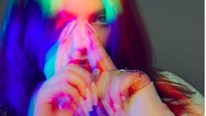 Billie Eilish saat menyanyikan Lost Cause di sebuah pertunjukan pada Februari 2022, ada seorang penggemar melemparkan sepasang payudara palsu ke arahnya. Tapi dia membuktikan sebagai seorang profesional, dan tenang dalam situasi sulit. Pemenang 7 kali Grammy itu melemparkannya kembali ke kerumunan dan terus bernyanyi. Foto: (official Billie Eilish)