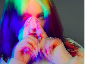 Billie Eilish: The Worlds A Little Blurry, Memasuki Dunia Si Jenius Musik