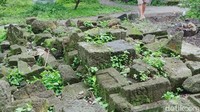 Ratusan batu di situs candi Dompoyongan, Kecamatan Jogonalan, Klaten masih teronggok di pekarangan warga. Jumlah batu terus bertambah karena diamankan warga.