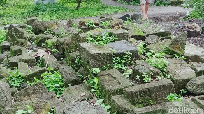 Ratusan batu di situs candi Dompoyongan, Kecamatan Jogonalan, Klaten, dipindahkan ke pekarangan warga. Hal itu dilakukan guna mencegah batu-batu candi rusak.