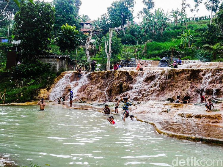 Curug Cipanas yang Segar dan Hangat di Bandung Barat