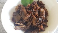 Olahan daging khas Jawa yang satu inii rasanya manis gurih karena memakai campuran kelapa sangrai. Daging bumbu abing sering jadi lauk lontong opor. Cek resepnya di sini. Foto: detikfood