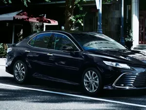 Begini Tampang Kembaran Camry Berlogo Daihatsu