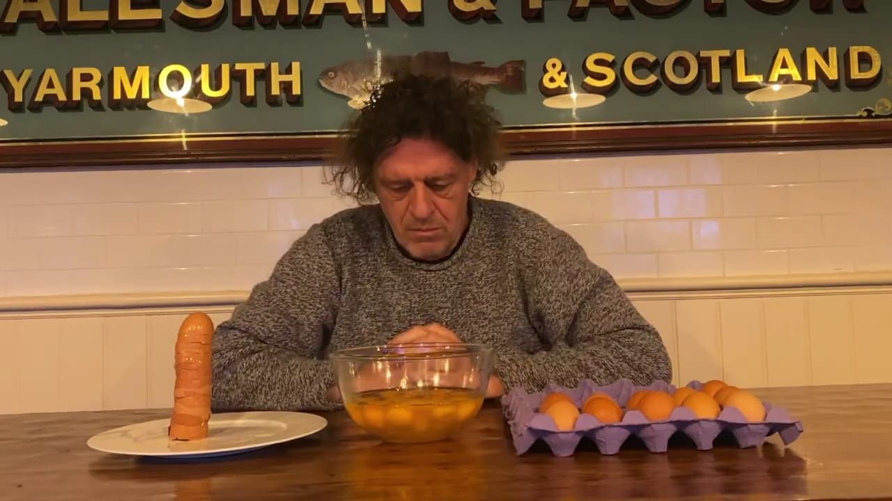 Dalam Video 2 Menit Chef Ini Hanya Memecahkan Telur Saja, Ada Apa?