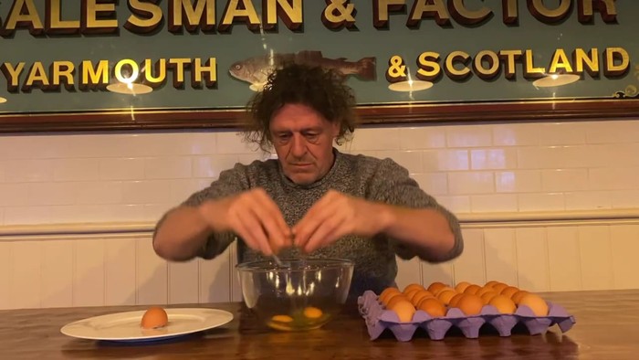Dalam Video 2 Menit Chef Ini Hanya Memecahkan Telur Saja, Ada Apa?