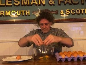 Dalam Video 2 Menit Chef Ini Hanya Memecahkan Telur Saja, Ada Apa?