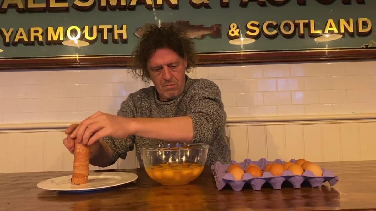 Dalam Video 2 Menit Chef Ini Hanya Memecahkan Telur Saja, Ada Apa?