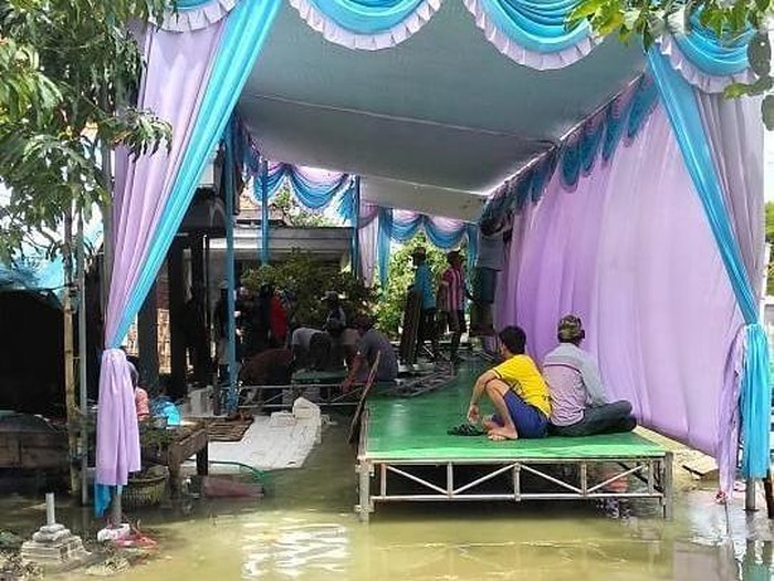 Dirikan Terop di Tengah Banjir, Tamu Undangan Tanpa Kursi