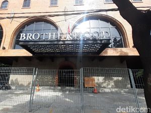 Dipasang Garis Polisi, Begini Suasana Kafe Brotherhood Jaksel yang Disegel