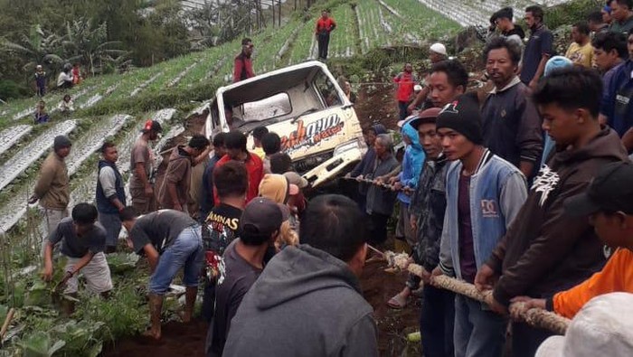 Evakuasi truk terguling di Karanganyar, 28/2/2021