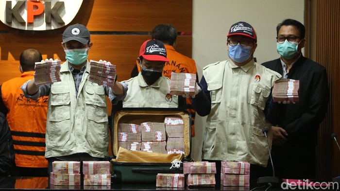 Foto: Duit Sekoper Jadi Barbuk Korupsi Nurdin Abdullah Petugas menunjukkan barang bukti uang tunai di Gedung KPK, Jakarta, Minggu (28/2/2021). Uang dengan jumlah Rp 2 miliar dalam koper dari rumah dinas seorang pejabat dinas Pemprov Sulawesi Selatan yang ditunjukkan dalam konferensi pers terkait dugaan korupsi Nurdin Abdullah.