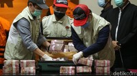 Uang sejumlah Rp 2 miliar dalam koper itu ditemukan dari rumah dinas seorang pejabat dinas Pemprov Sulawesi Selatan yang ditunjukkan dalam konferensi pers terkait dugaan korupsi Nurdin Abdullah. 