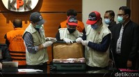 Rangkaian OTT dimulai pada Jumat (26/2) sekitar pukul 23 WITa di tiga tempat berbeda, yakni di Rumah Dinas ER di kawasan Hertasening, di Jl Poros Bulukumba, dan di Rumah Jabatan Gubernur Sulsel yang dihuni Nurdin Abdullah.