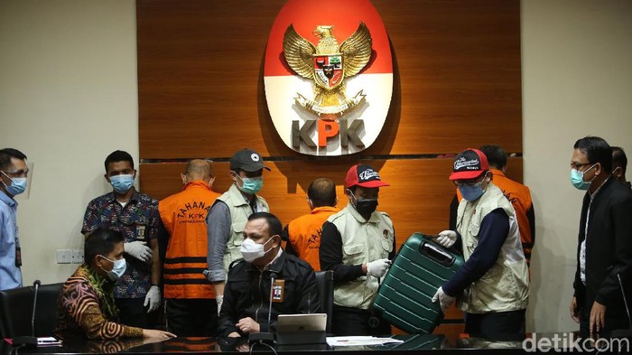 Petugas menunjukkan barang bukti uang tunai di Gedung KPK, Jakarta, Minggu (28/2/2021). Uang dengan jumlah Rp 2 miliar dalam koper dari rumah dinas seorang pejabat dinas Pemprov Sulawesi Selatan yang ditunjukkan dalam konferensi pers terkait dugaan korupsi Nurdin Abdullah.