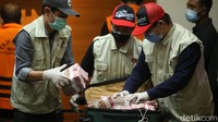 Uang dengan nilai sejumlah kurang lebih Rp 2 miliar itu tesimpan rapi dalam koper yang turut diamankan, karena diduga sebagai suap untuk pejabat atau Gubernur Sulsel, Nurdin Abdullah.