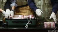 Dalam Operasi Tangkap Tangan (OTT) terhadap Gubernur Sulawesi Selatan Nurdin Abdullah, ada lima orang lain yang turut dicokok.